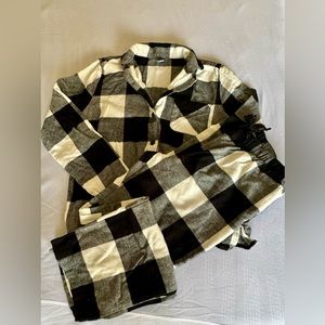 Old Navy Women’s Matching Flannel Pajama Set
